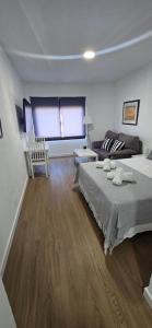 una camera da letto con un letto e una grande finestra di Triana Apartahotel a Siviglia