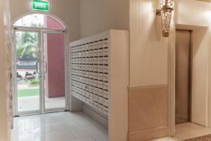 Cette chambre dispose d'une douche à l'italienne et d'une porte en verre. dans l'établissement Grande Caribbean Condo Resort, à Pattaya (sud) 15 autres photos