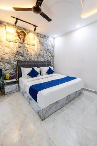Amaze Stays Noida Sector 70客房内的一张或多张床位