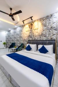 Amaze Stays Noida Sector 70客房内的一张或多张床位
