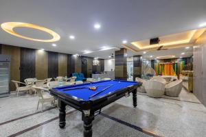 Biliár nebo kulečník v ubytování Amaze Stays Noida Sector 70