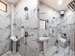 Amaze Stays Noida Sector 70的一间浴室