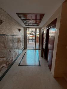 Un pasillo de un edificio con piso de vidrio. en Oropesa del Mar, en El Borseral