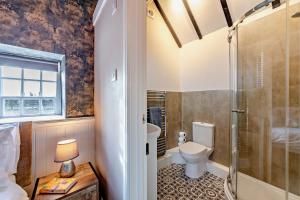 Dale View Cottages and Rooms - Whitby في Stainsacre: حمام مع مرحاض ودش +31 صورة