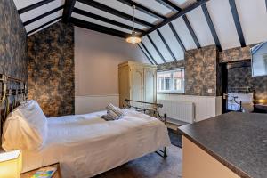 Dale View Cottages and Rooms - Whitby في Stainsacre: غرفة نوم بها سرير كبير في الغرفة