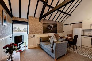 Dale View Cottages and Rooms - Whitby في Stainsacre: غرفة معيشة بها أريكة وطاولة