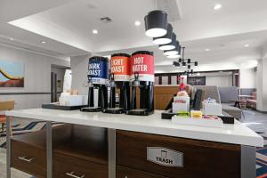 Příslušenství pro přípravu čaje a kávy v ubytování Hampton Inn Seguin