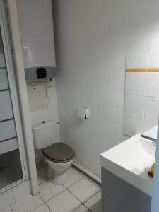 Ένα μπάνιο στο Bel appartement à 100 m de la plage
