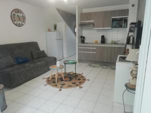 Η κουζίνα ή μικρή κουζίνα στο Bel appartement à 100 m de la plage +19 φωτογραφίες