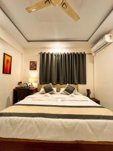 En eller flere senge i et værelse på Fortuna Inn Manage By SN HOSPITALITY