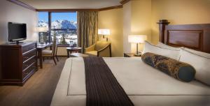 奥林匹克谷Everline Resort and Spa, Lake Tahoe的配有床、书桌和电视的酒店房间