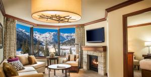 奥林匹克谷Everline Resort and Spa, Lake Tahoe的带壁炉和电视的客厅