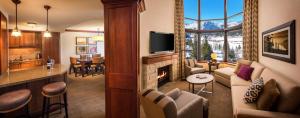 TV a/nebo společenská místnost v ubytování Everline Resort and Spa, Lake Tahoe