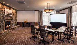 Everline Resort and Spa, Lake Tahoe的电视和/或娱乐中心