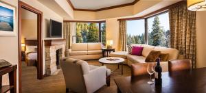 Everline Resort and Spa, Lake Tahoe的休息区