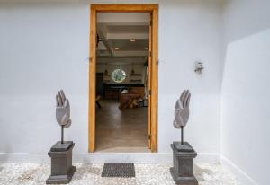 Garden of Harmony Ubud - Rice Field View Stay في أوبود: ممر به باب يؤدي إلى غرفة المعيشة