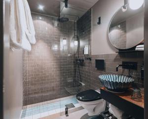 Un baño de Story Hotel Signalfabriken, part of JdV by Hyatt