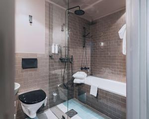 Un baño de Story Hotel Signalfabriken, part of JdV by Hyatt