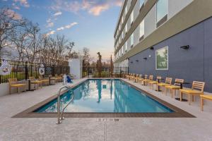 莱克杰克逊Home2 Suites By Hilton Lake Jackson的建筑物前的游泳池