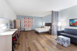 莱克杰克逊Home2 Suites By Hilton Lake Jackson的客厅里有一张沙发和一张床 更多10张照片