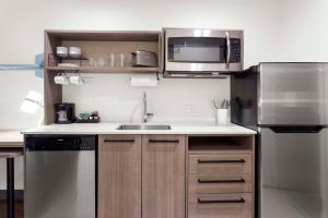 Home2 Suites By Hilton Lake Jackson的厨房或小厨房