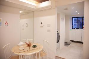 Camera bianca con tavolo e lavatrice. di 森下小屋 a Tokyo