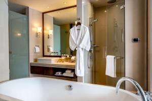 バンコクにあるヒルトン バンコク グランデ アソーク - Hilton Bangkok Grande Asokeのバスルーム(バスタブ、シャワー付)