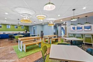 Spark by Hilton Phoenix East Mesa的休息区