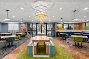 Spark by Hilton Phoenix East Mesa餐厅或其他用餐的地方