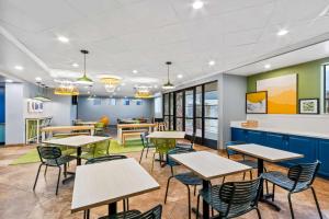 Spark by Hilton Phoenix East Mesa的休息区
