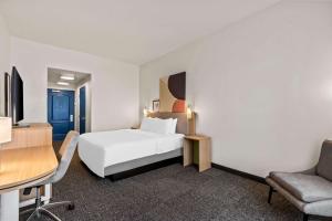 Spark by Hilton Phoenix East Mesa客房内的一张或多张床位
