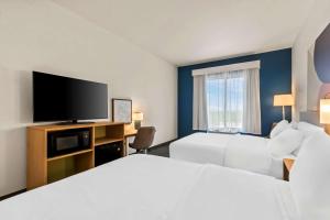 Spark by Hilton Phoenix East Mesa客房内的一张或多张床位