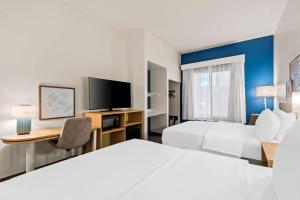 Spark by Hilton Phoenix East Mesa客房内的一张或多张床位
