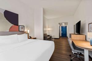 Spark by Hilton Phoenix East Mesa客房内的一张或多张床位