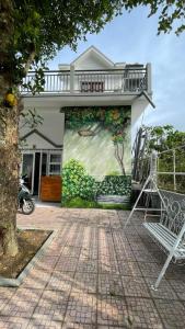 a mural on the side of a house at Flower homestay in Thôn Dương Xuân Hạ