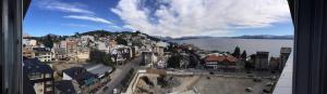 una ventana con vistas a la ciudad en Departamento Céntrico Bariloche en San Carlos de Bariloche