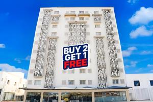 un edificio con un cartello di acquisto di Palette Muscat Al Bayrahaa a Seeb