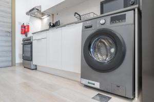 Una cocina o zona de cocina en An Exceptional Studio in JVC that Sleeps 2!