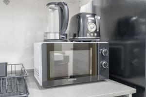 Una cocina o zona de cocina en An Exceptional Studio in JVC that Sleeps 2!