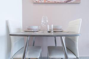 Imagen de la galería de An Exceptional Studio in JVC that Sleeps 2!, en Dubái