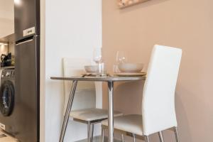 Una cocina o zona de cocina en An Exceptional Studio in JVC that Sleeps 2!