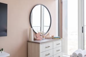 Imagen de la galería de An Exceptional Studio in JVC that Sleeps 2!, en Dubái
