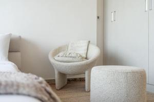 Cama o camas de una habitación en An Exceptional Studio in JVC that Sleeps 2!