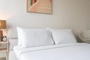 Cama o camas de una habitación en An Exceptional Studio in JVC that Sleeps 2!