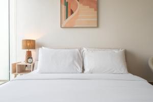 Cama o camas de una habitación en An Exceptional Studio in JVC that Sleeps 2!