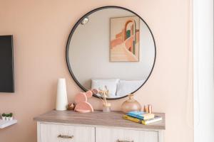 Imagen de la galería de An Exceptional Studio in JVC that Sleeps 2!, en Dubái
