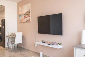 Una televisión o centro de entretenimiento en An Exceptional Studio in JVC that Sleeps 2!