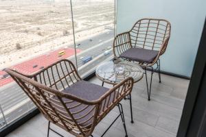 Un balcón o terraza de An Exceptional Studio in JVC that Sleeps 2!