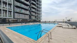 Piscina en o cerca de An Exceptional Studio in JVC that Sleeps 2!