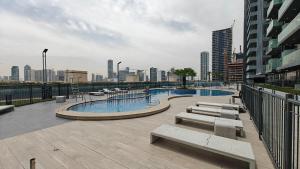Piscina en o cerca de An Exceptional Studio in JVC that Sleeps 2!
